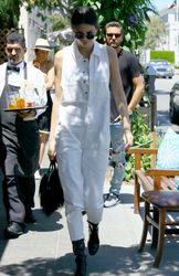 28267584_Kendall-Jenner-at-Il-Pastaio--0