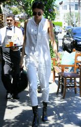 28267586_Kendall-Jenner-at-Il-Pastaio--0