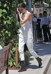 28267587_Kendall-Jenner-at-Il-Pastaio--0