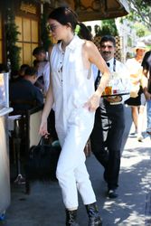 28267588_Kendall-Jenner-at-Il-Pastaio--0