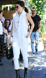 28267589_Kendall-Jenner-at-Il-Pastaio--0