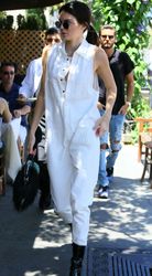 28267591_Kendall-Jenner-at-Il-Pastaio--0