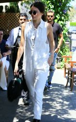 28267592_Kendall-Jenner-at-Il-Pastaio--0