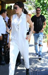 28267593_Kendall-Jenner-at-Il-Pastaio--1