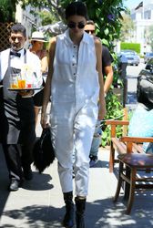 28267622_Kendall-Jenner-at-Il-Pastaio--1
