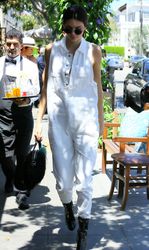 28267635_Kendall-Jenner-at-Il-Pastaio--1