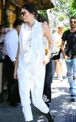 28267636_Kendall-Jenner-at-Il-Pastaio--1