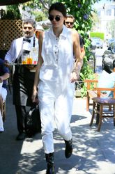 28267637_Kendall-Jenner-at-Il-Pastaio--1