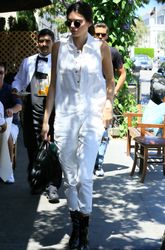 28267638_Kendall-Jenner-at-Il-Pastaio--1