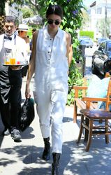 28267639_Kendall-Jenner-at-Il-Pastaio--1