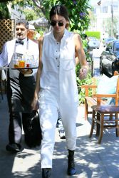 28267640_Kendall-Jenner-at-Il-Pastaio--1