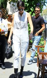 28267641_Kendall-Jenner-at-Il-Pastaio--1
