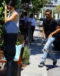 28267642_Kendall-Jenner-at-Il-Pastaio--1