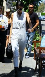 28267643_Kendall-Jenner-at-Il-Pastaio--2