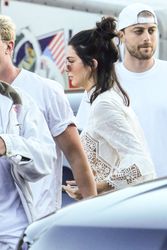 28310219_Kendall-Jenner-in-Shorts-at-Nob