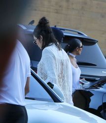 28310238_Kendall-Jenner-in-Shorts-at-Nob