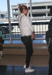 28749518_kate-upton-urban-style-lax-in-l