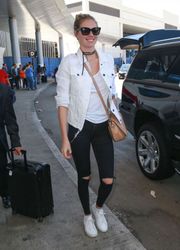 28749520_kate-upton-urban-style-lax-in-l