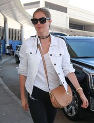 28749522_kate-upton-urban-style-lax-in-l
