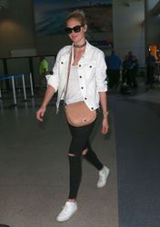 28749524_kate-upton-urban-style-lax-in-l