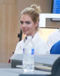 28749527_kate-upton-urban-style-lax-in-l