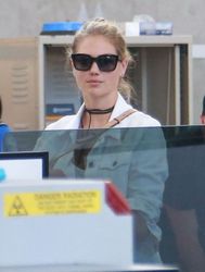 28749528_kate-upton-urban-style-lax-in-l