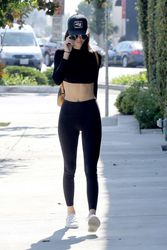 28968235_Kendall-Jenner-in-Tights--03.jp