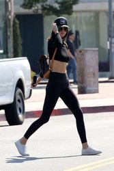 28968238_Kendall-Jenner-in-Tights--06.jp