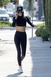 28968240_Kendall-Jenner-in-Tights--08.jp