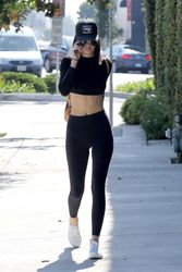 28968242_Kendall-Jenner-in-Tights--10.jp