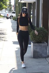 28968249_Kendall-Jenner-in-Tights--14.jp