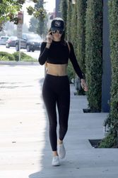 28968282_Kendall-Jenner-in-Tights--35.jp