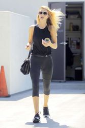 29617575_Rosie-Huntington-Whiteley-in-Ti