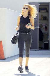 29617595_Rosie-Huntington-Whiteley-in-Ti