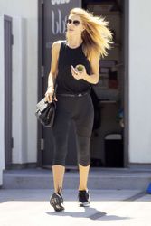 29617603_Rosie-Huntington-Whiteley-in-Ti