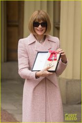 34833934_anna-wintour-becomes-a-dame-03.